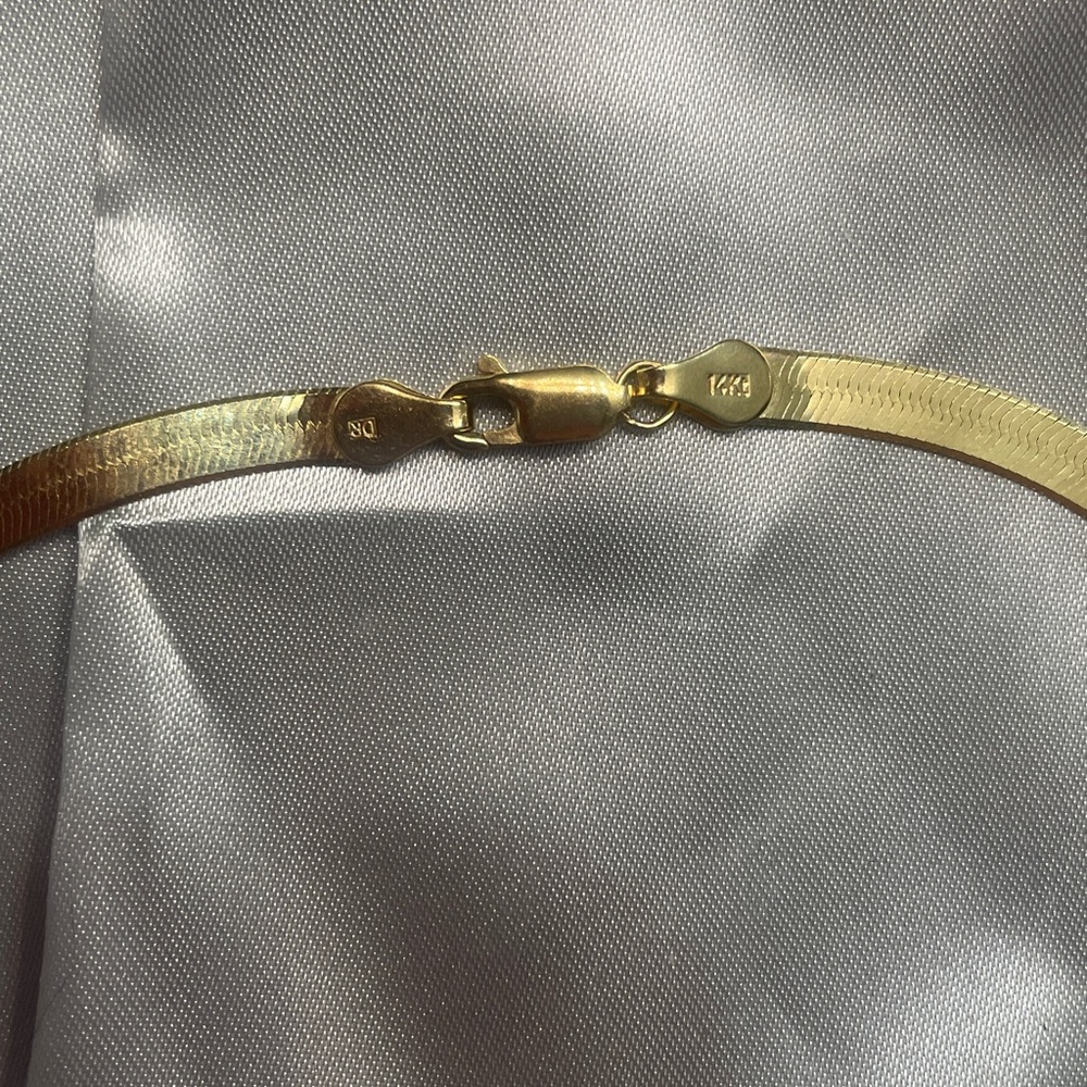 Elegant 14 karat herringbone Gold Necklace - Picture 2 of 11